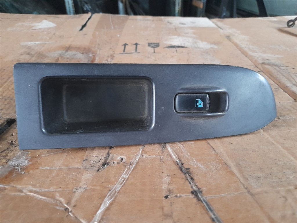 HYUNDAI TRAJET FO Jobb első Ablakemelő Kapcsoló (45651) 1. kép