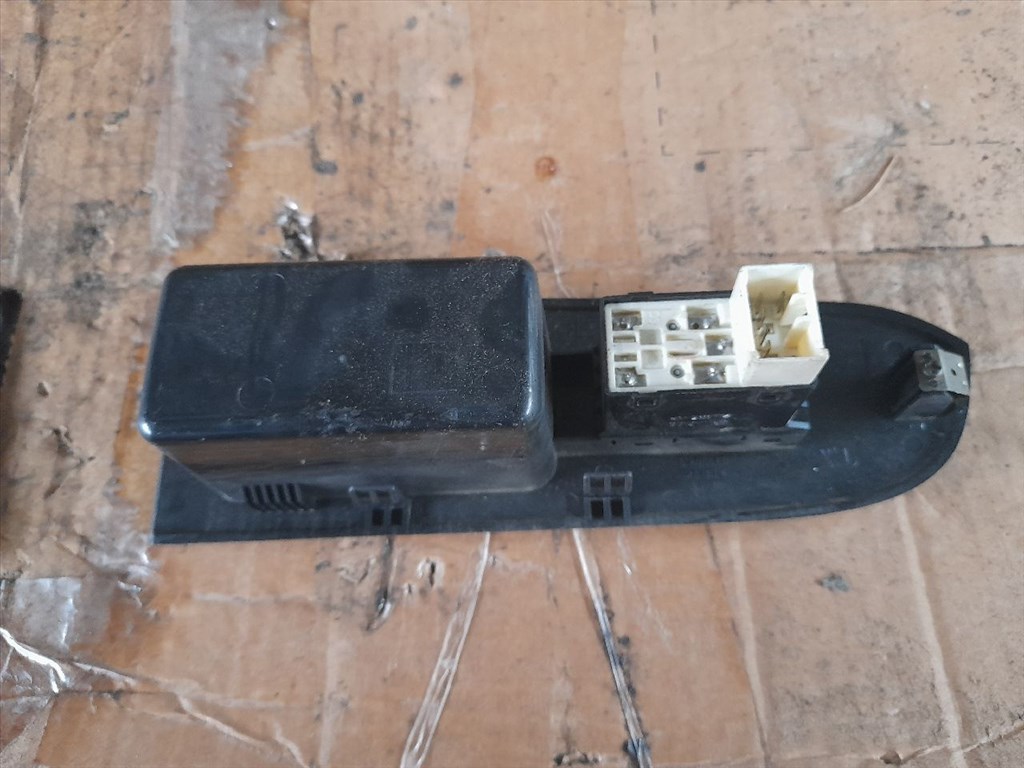 HYUNDAI TRAJET FO Jobb első Ablakemelő Kapcsoló (45651) 2. kép