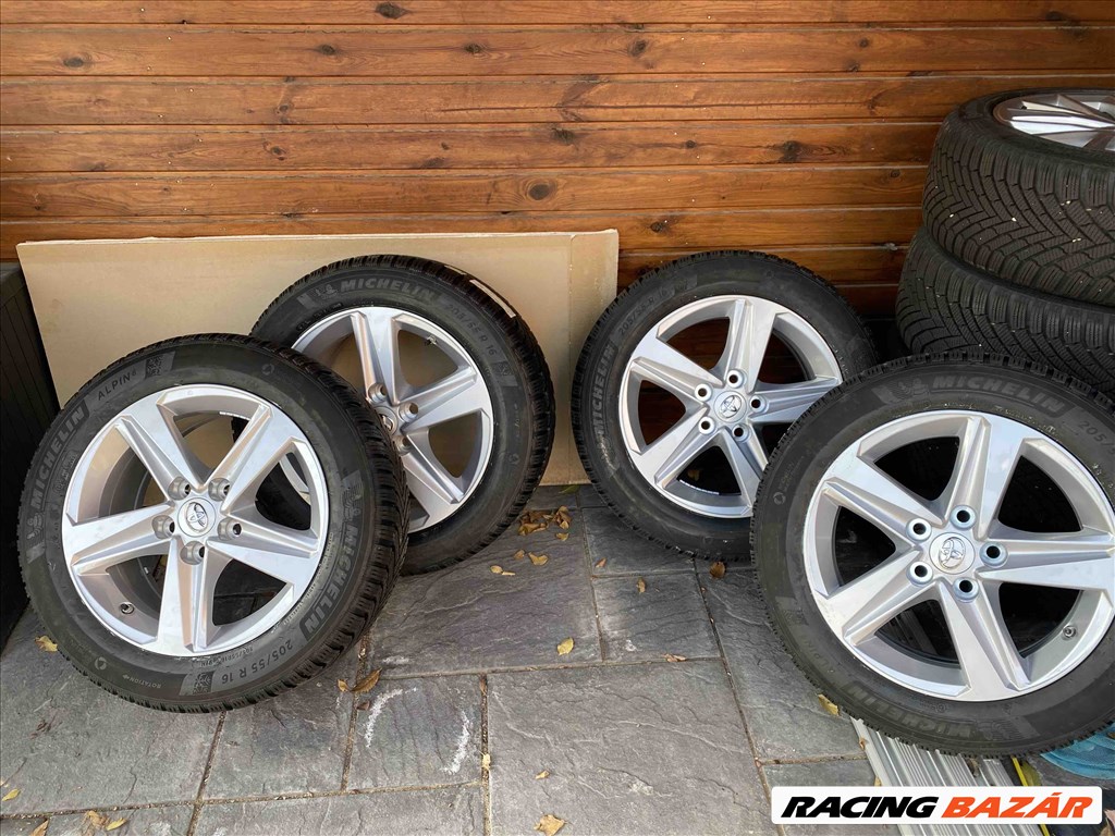  5x114.3 lyukosztású 16" új gyári alufelni, rajta 205/55 új Michelin téli gumi 1. kép