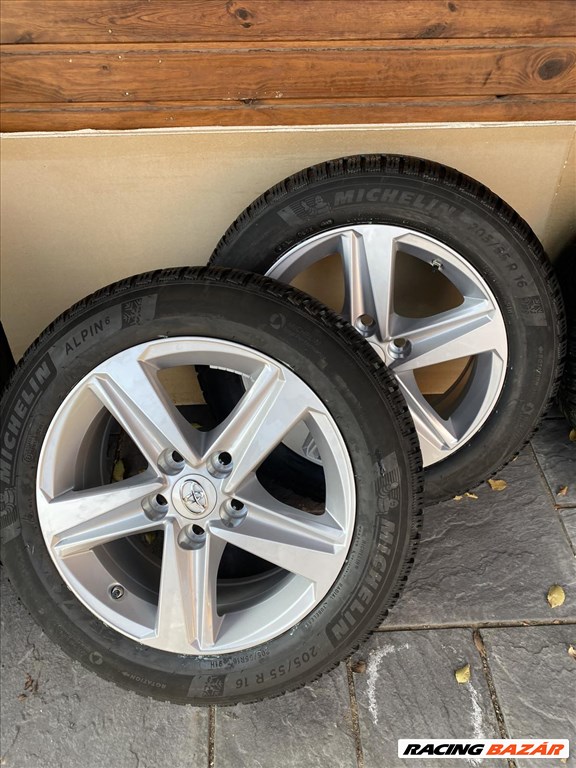  5x114.3 lyukosztású 16" új gyári alufelni, rajta 205/55 új Michelin téli gumi 2. kép