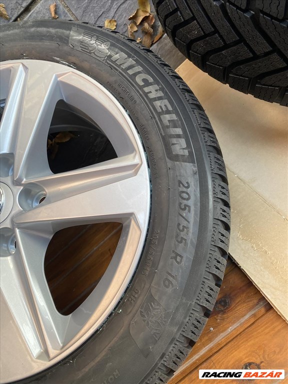  5x114.3 lyukosztású 16" új gyári alufelni, rajta 205/55 új Michelin téli gumi 4. kép