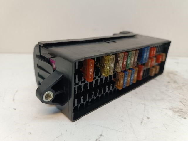 VW TOURAN Biztosítéktábla Utastér 5. kép