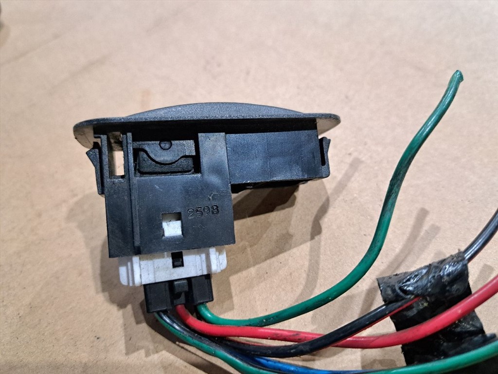 TOYOTA AVENSIS _T22_ Bal hátsó Ablakemelő Kapcsoló (35428) 2. kép