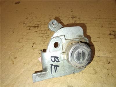 MAZDA 2 DY Bal első Zárbetét (15573)