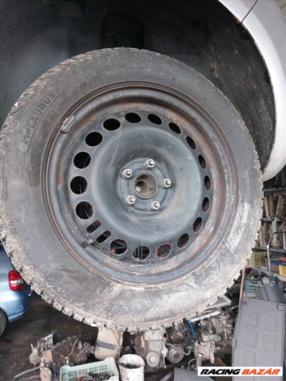 215/55 R16 Taurus téligumik lemezfelniken  1. kép