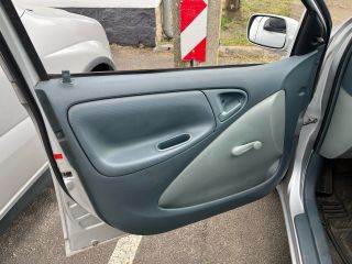 TOYOTA YARIS (SCP1, NLP1, NCP1) Bal első Zsanér