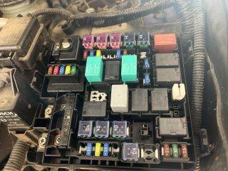 HONDA FR-V (BE) Biztosítéktábla Motortér