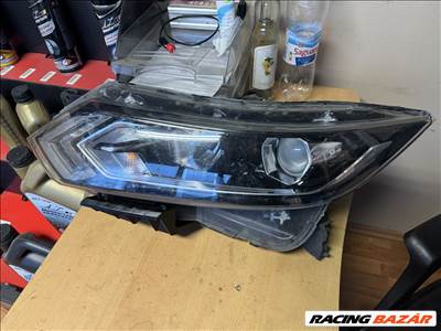 Ford Transit Mk5 Nissan Qahqai 2018 as jobb fényszoró javított gyár