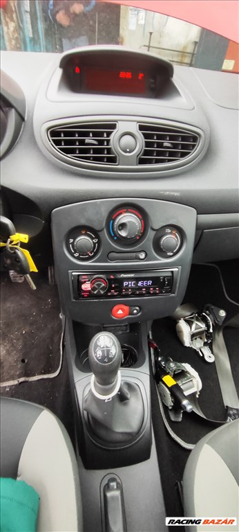 Renault Clio III bontott alkatrészei 6. kép