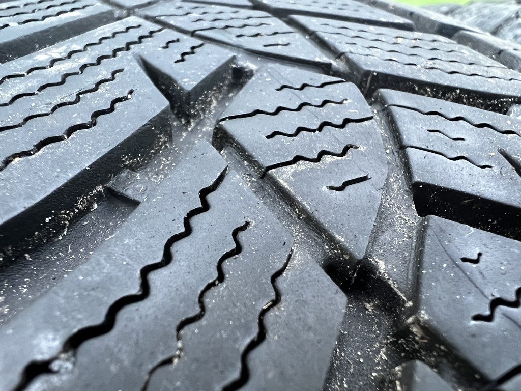 225/65 R17 Goodyear Ultra Grip Performance téli gumi 5-5,5mm 4. kép