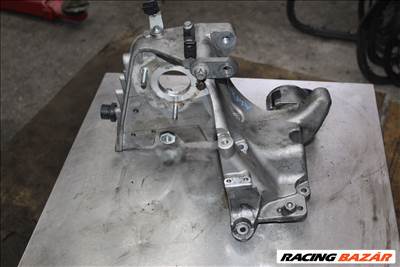 Alfa R. 159 1.9D 150LE nagynyomású szivattyú tartó bak görg. 55196092