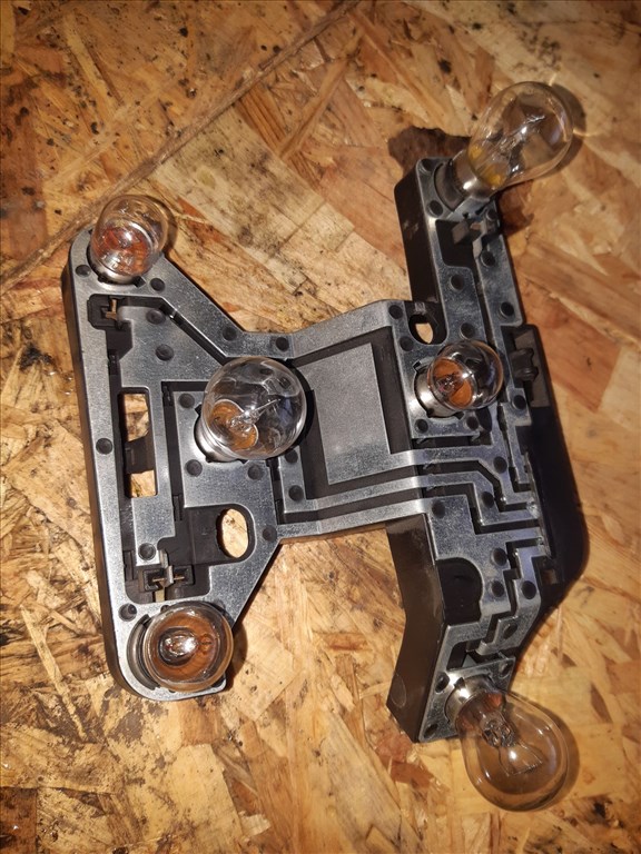 Toyota Avensis Bal Hátsó Lámpa Foglalat 89028759 1. kép