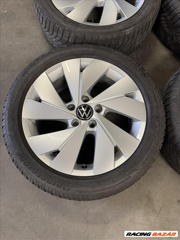  5x112 lyukosztású 17" újszerű (gyári felni) alufelni, rajta 205/50 használt Bridgestone téli gumi  3. kép