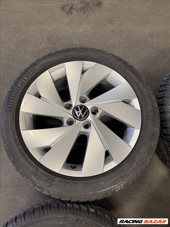  5x112 lyukosztású 17" újszerű (gyári felni) alufelni, rajta 205/50 használt Bridgestone téli gumi  4. kép