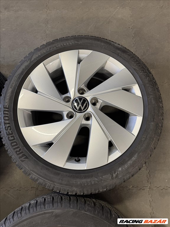  5x112 lyukosztású 17" újszerű (gyári felni) alufelni, rajta 205/50 használt Bridgestone téli gumi  5. kép