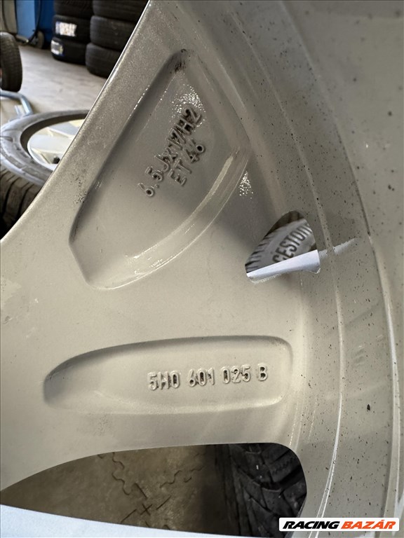  5x112 lyukosztású 17" újszerű (gyári felni) alufelni, rajta 205/50 használt Bridgestone téli gumi  7. kép