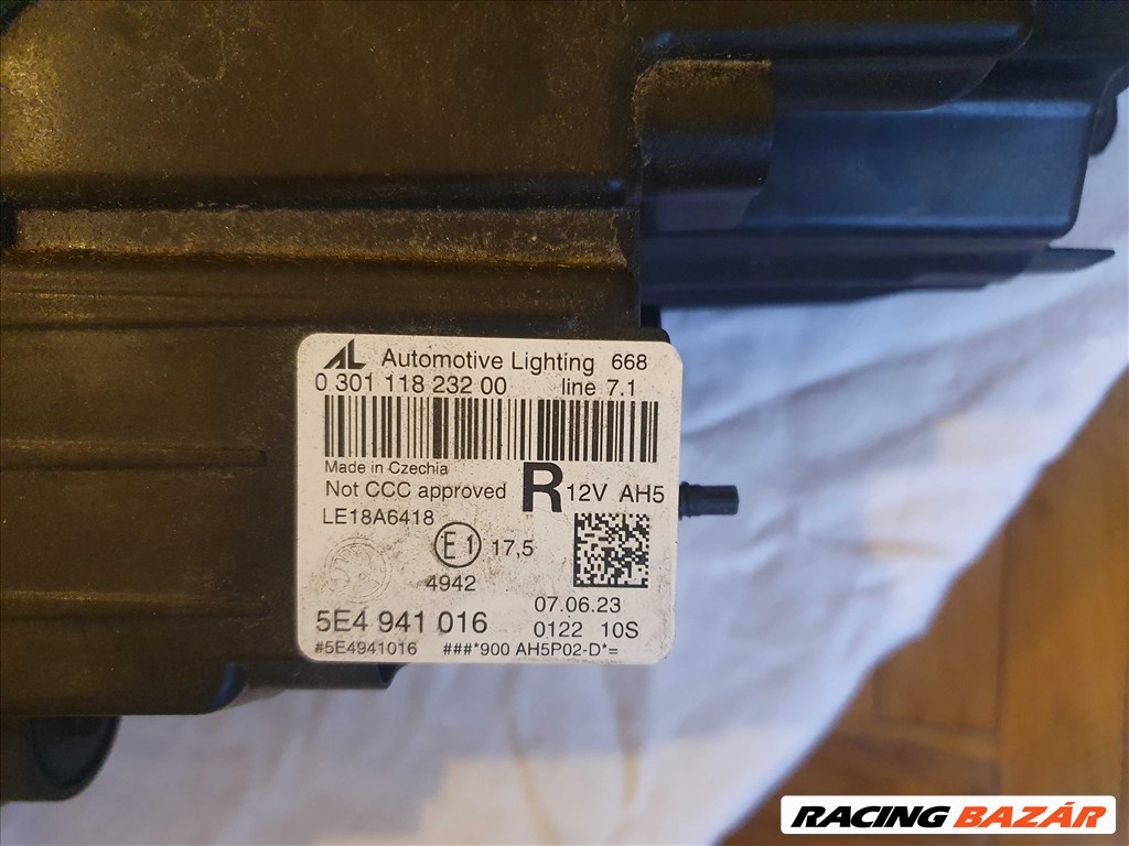 Skoda Octavia IV jobb fényszóró (5E4941016) 3. kép