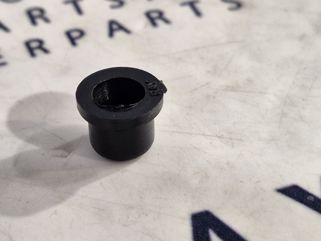 BMW E81 E87 F20 E21 E30 E36 E46 E90 E28 E34 E39 E60 F10 E32 E38 I3 X1 X3 X4 X5 X6 stb.. elsõ embléma rögzítõ hüvely patent 2. kép