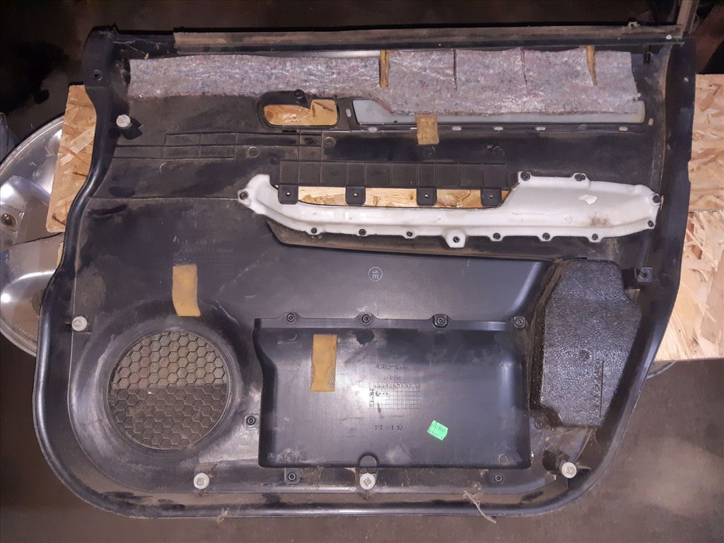 Suzuki Swift III 04-10 Bal Első Ajtókárpit 83723-63J0 3. kép