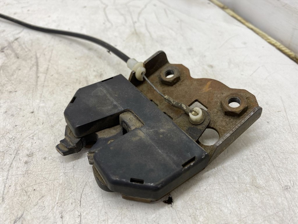 BMW 3 - IV (E46) 318 Ci Jobb hátsó Ülés Rögzítő #21940# 8209036 2. kép