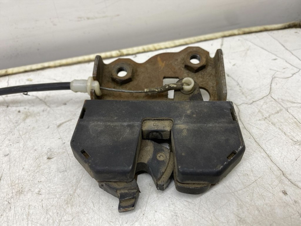 BMW 3 - IV (E46) 318 Ci Jobb hátsó Ülés Rögzítő #21940# 8209036 3. kép