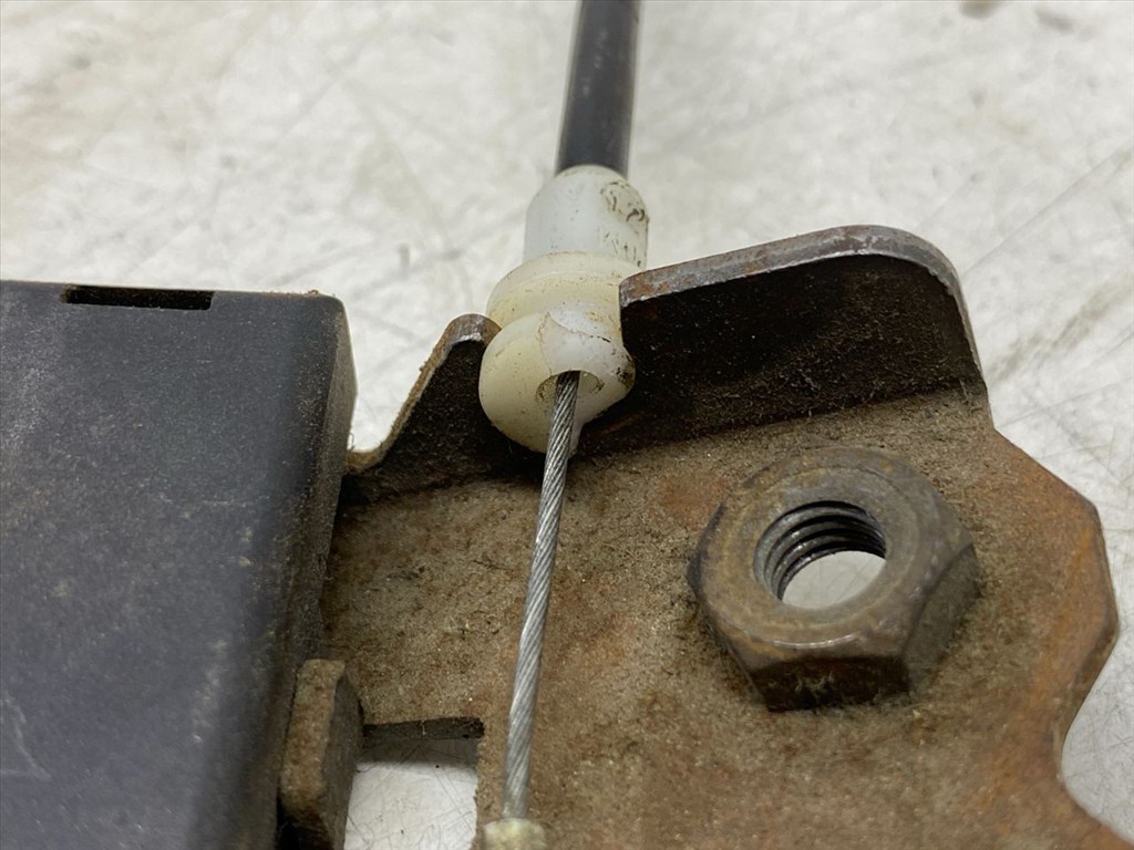 BMW 3 - IV (E46) 318 Ci Jobb hátsó Ülés Rögzítő #21940# 8209036 4. kép