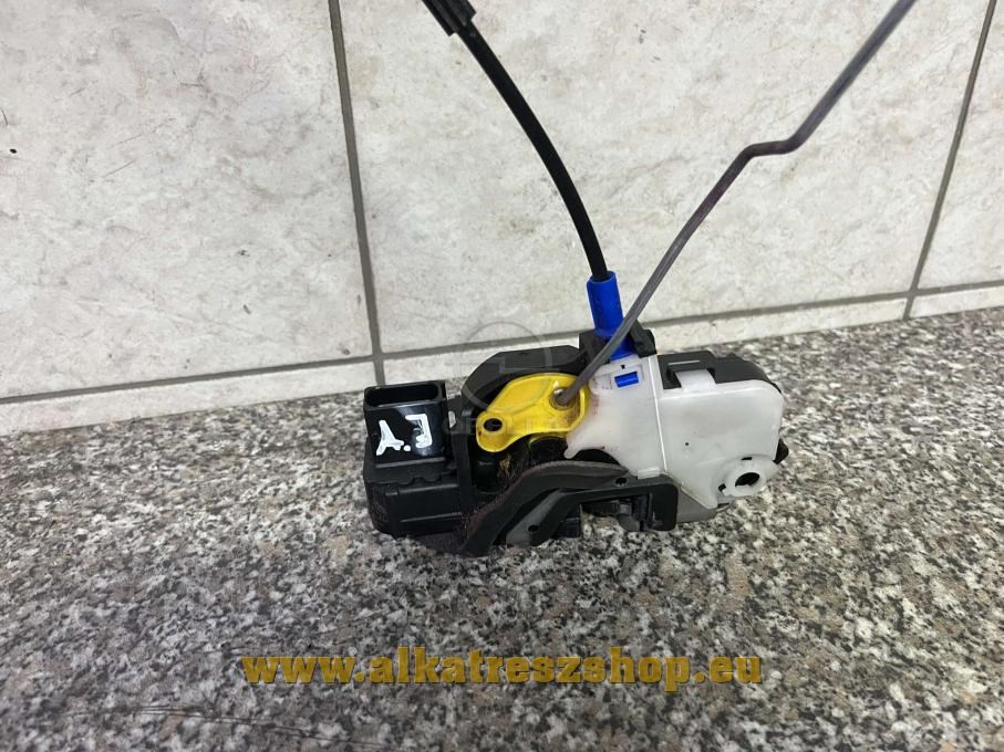 Opel Astra J bal első ajtó zár  1. kép
