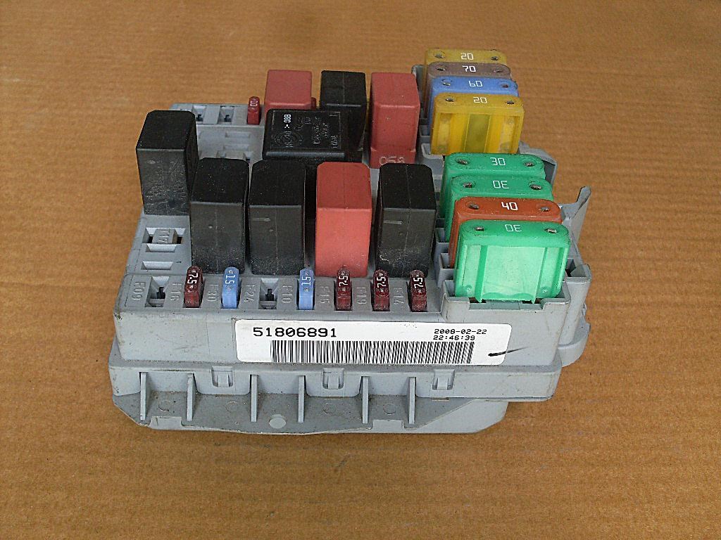 Gyári bontott biztosítékdoboz Fiat Linea 51806891 4. kép