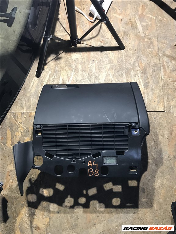 Audi A4 (B8 - 8K) kesztyűtartó  1. kép