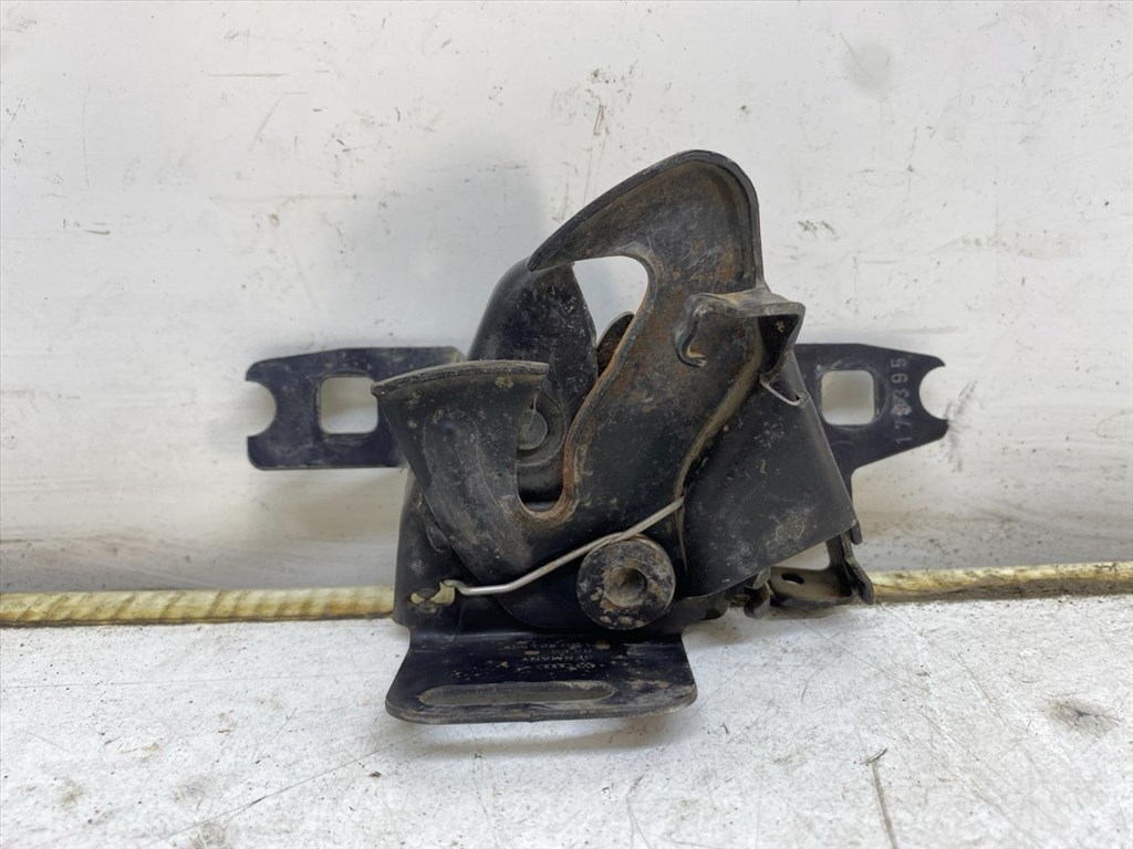 VW POLO (6N1) 45 1.0 Motorháztető Zárszerkezet #27754# 1H0823509 1. kép