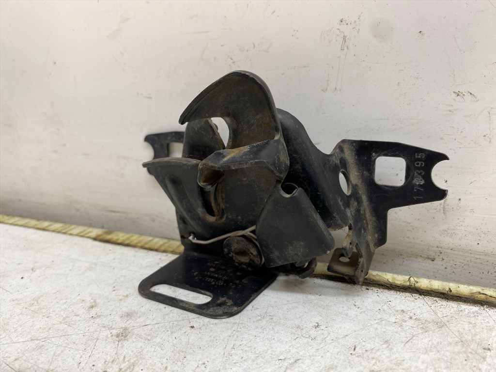 VW POLO (6N1) 45 1.0 Motorháztető Zárszerkezet #27754# 1H0823509 3. kép