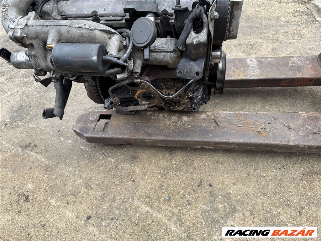 Opel Vivaro A, Renault Trafic II motor  2. kép