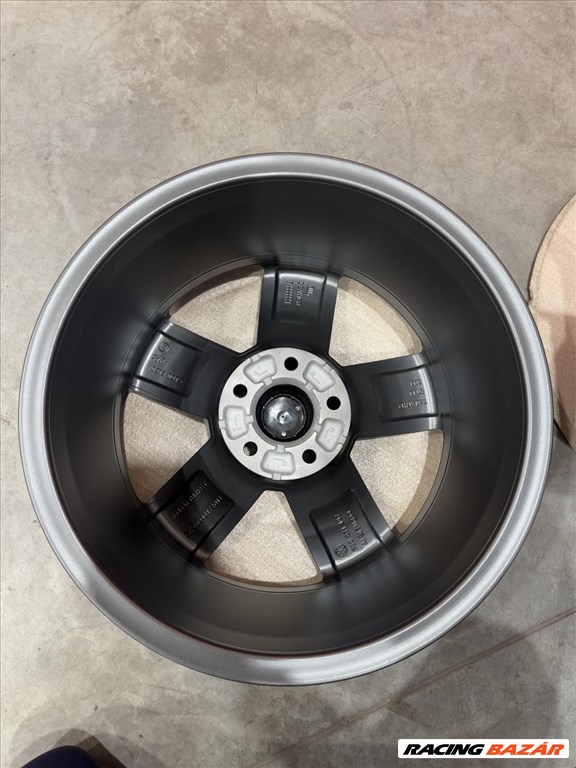 R17 5x112 Original Volkswagen Touareg III 7.5J ET18 egyedi alufelnik  4. kép