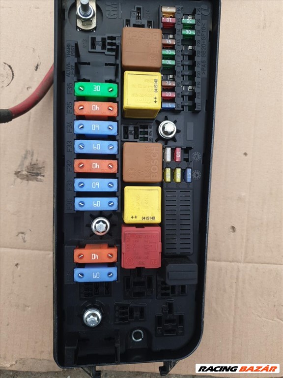 Opel Vectra biztosíték panel motortéri 13170900 1. kép