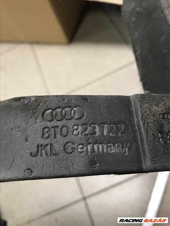 Audi A5 (B8 - 8T) géptető szigetelés 8t0823722 2. kép