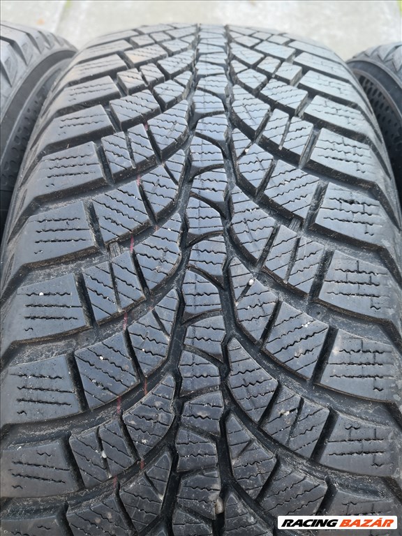 215/55R17-es Kumho téli gumi  1. kép