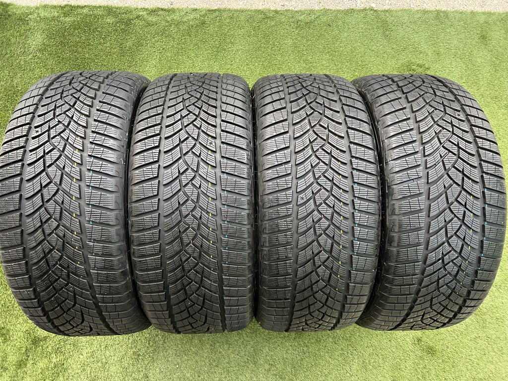 275/40 R22 Goodyear UltraGrip Performance téli gumi 8mm 1. kép