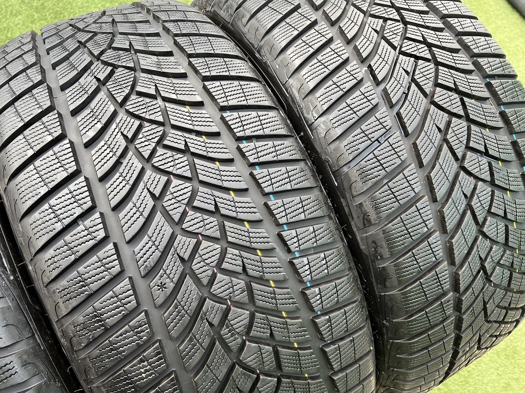 275/40 R22 Goodyear UltraGrip Performance téli gumi 8mm 3. kép