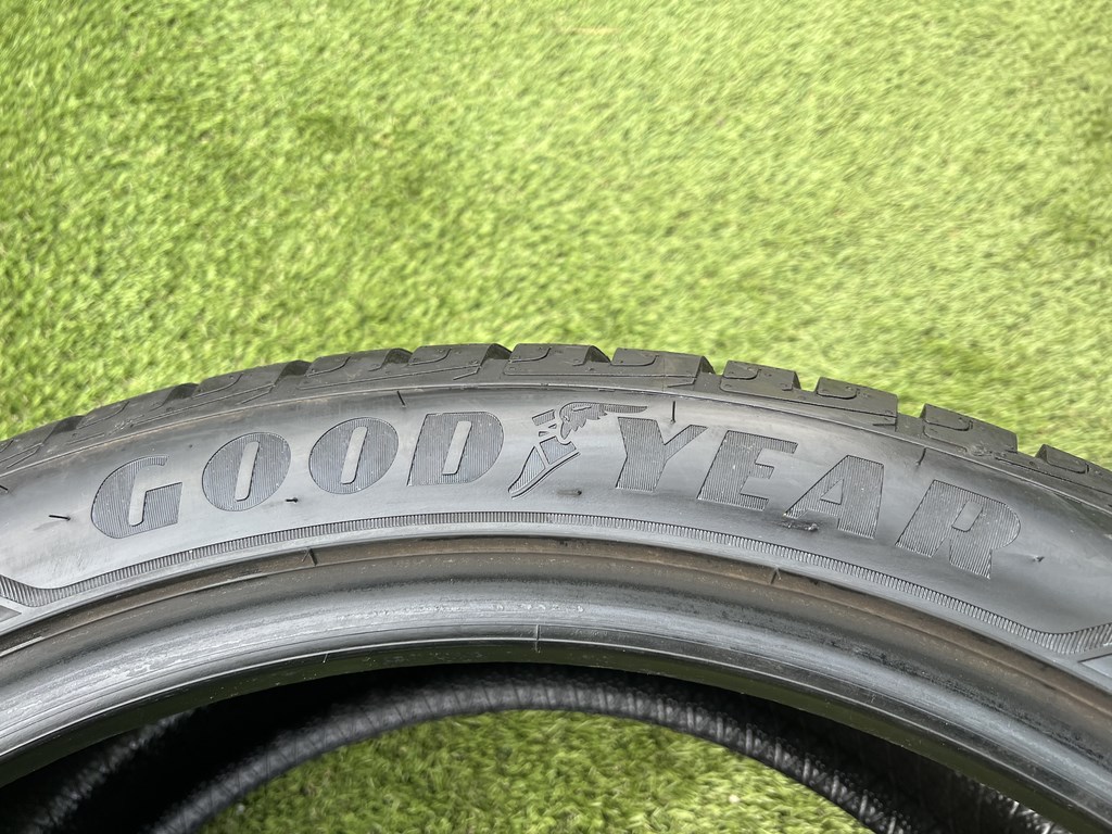 275/40 R22 Goodyear UltraGrip Performance téli gumi 8mm 6. kép