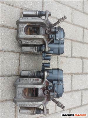 BMW 5-ös sorozat F10/F11 hátsó féknyereg elektromos kézifék állítómotorral, féktuskó 