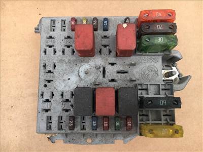 Fiat Punto (99-03) benzines, gyári bontott motortér biztosítéktábla 46763642