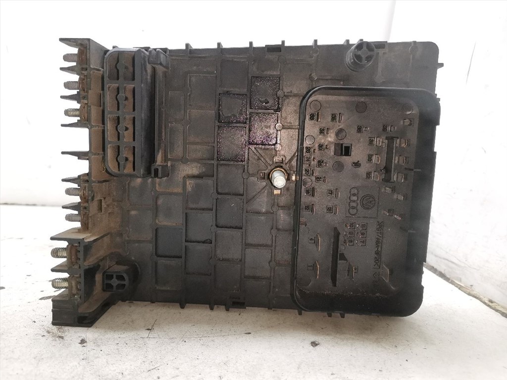 VW PASSAT Variant VI (3C5) 2.0 TDI 16V Biztosítéktábla Motortér #29940# 3C0937125 2. kép