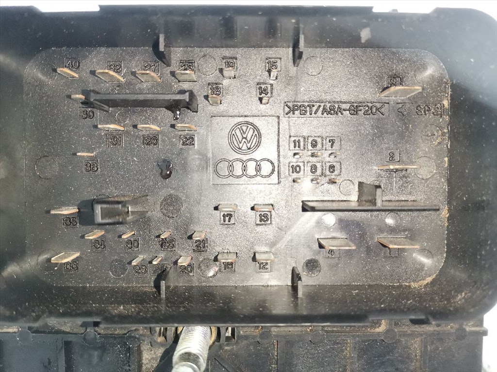 VW PASSAT Variant VI (3C5) 2.0 TDI 16V Biztosítéktábla Motortér #29940# 3C0937125 8. kép