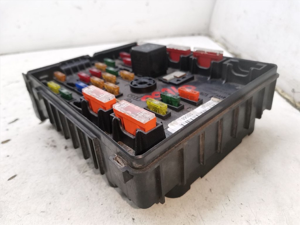 VW PASSAT Variant VI (3C5) 2.0 TDI 16V Biztosítéktábla Motortér #29940# 3C0937125 9. kép