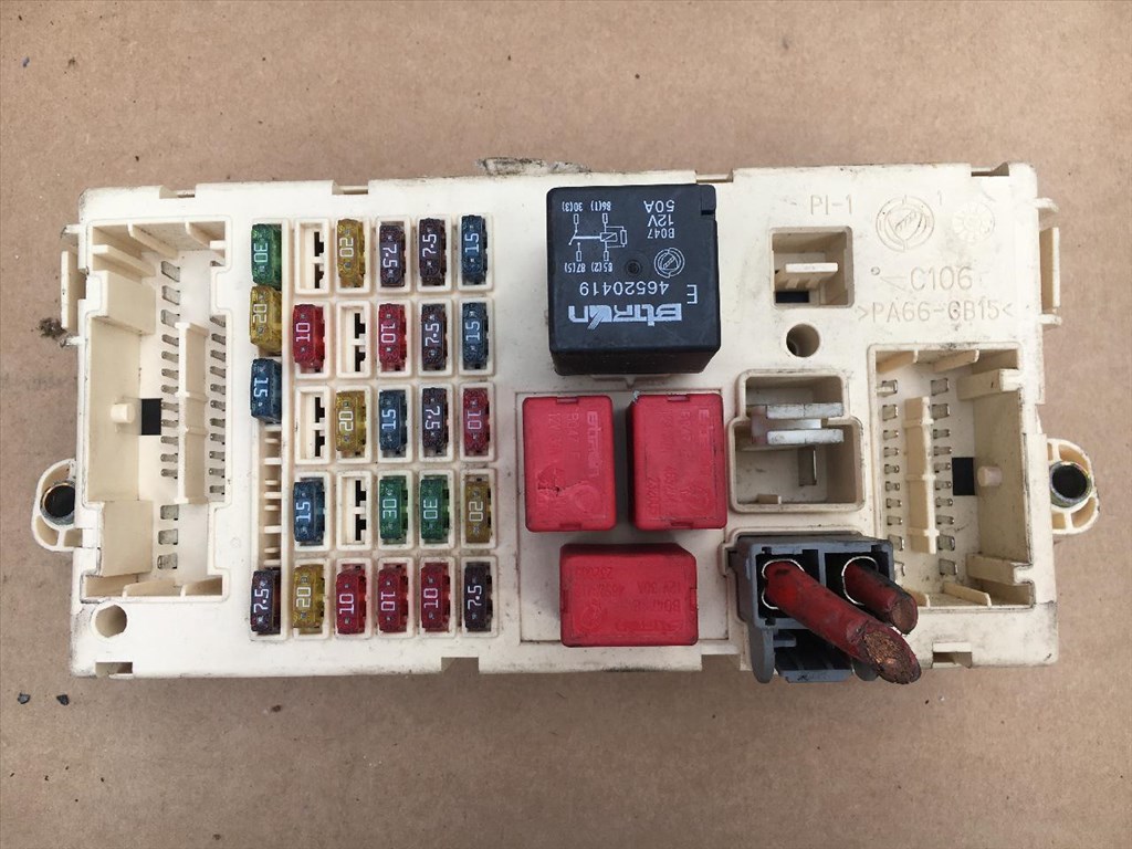 Fiat Stilo gyári, bontott biztosítéktábla 46750594 1. kép