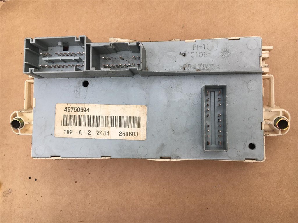 Fiat Stilo gyári, bontott biztosítéktábla 46750594 2. kép