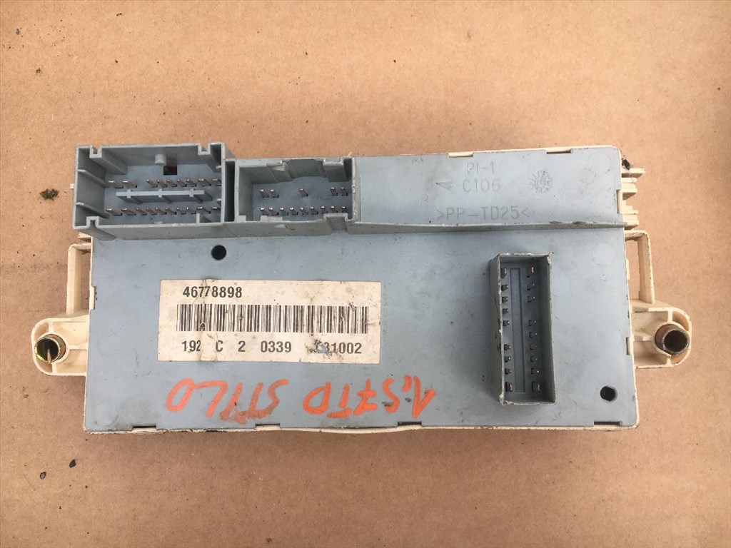 Fiat Stilo gyári, bontott biztosítéktábla 46778898 2. kép