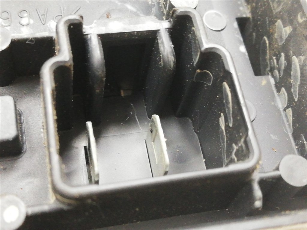 SUZUKI FORENZA 2.0 Biztosítéktábla Motortér #9828# 4. kép