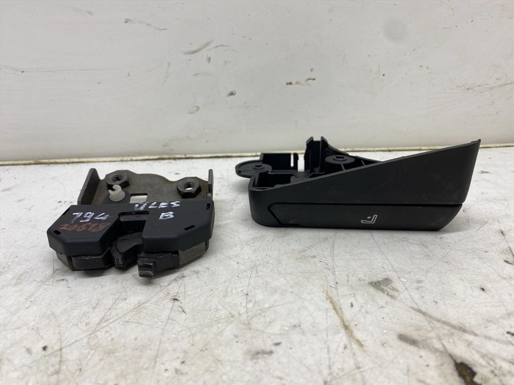 BMW 3 - IV (E46) 316 i Bal hátsó Ülés Rögzítő #20618# 8209035 1. kép