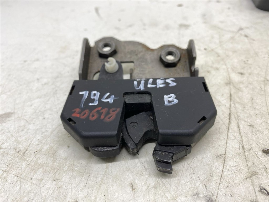 BMW 3 - IV (E46) 316 i Bal hátsó Ülés Rögzítő #20618# 8209035 2. kép